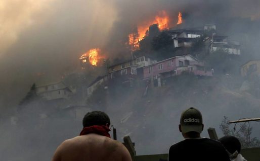 Un incendio forestal en Valparaíso arrasó con 200 casas