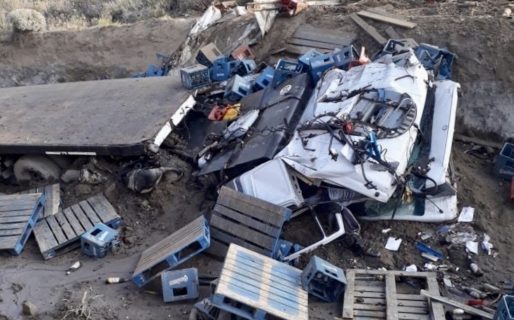 Un hombre murió tras volcar con un camión en el ingreso a Comodoro