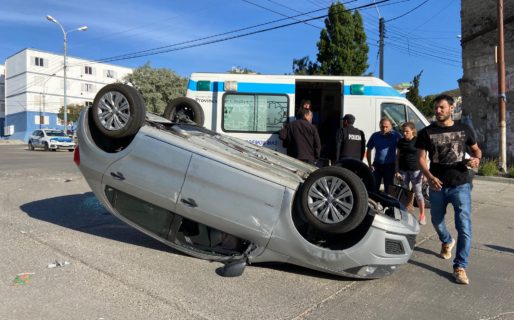 Choque y vuelco en San Martín y Alsina