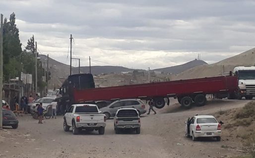 Un camión sin control chocó dos vehículos estacionados