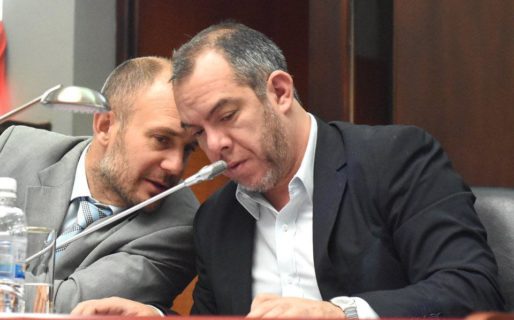 ¿Canjearon la creación de 23 cargos por votos?