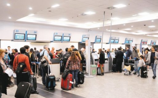 El dólar «solidario» desplomó las ventas de pasajes al exterior