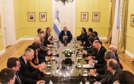 Alberto recibió a las petroleras en una reunión donde la discusión de los precios en el surtidor fue el tema central