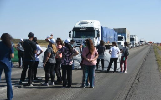Trabajadores estatales mantienen el corte de ruta en el acceso a Madryn