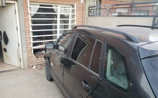 Le robó el auto a un amigo y lo estrelló contra el frente de una casa