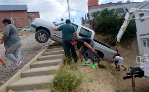 Dio marcha atrás con la camioneta y cayó al terreno de una vecina