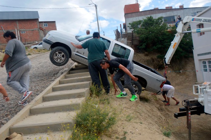 Dio marcha atrás con la camioneta y cayó al terreno de una vecina | El ...