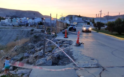 Se desmoronó parte de la calzada en cercanías del Hospital Alvear