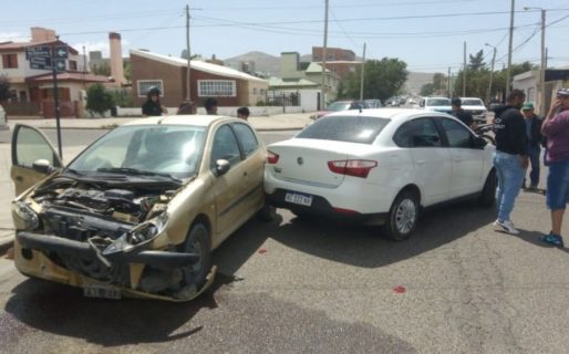 Robó el auto a sus padres y chocó a otro: ninguno tenía papeles