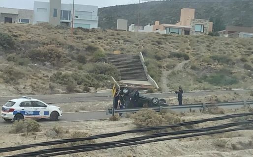 Patinó con un charco de agua y volcó