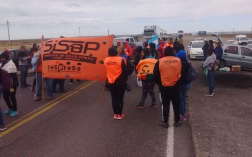 Trabajadores de la Salud mantienen cortada la Ruta 3 en el ingreso a Madryn