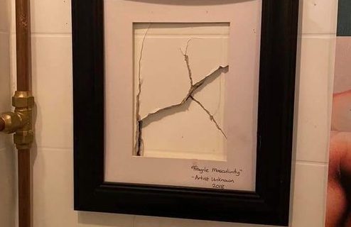 Un bar sufrió la rotura de la puerta de un baño y la transformó en una “obra de arte”