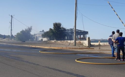 Voraz incendio consumió un inmueble y un vehículo en el acceso al centro