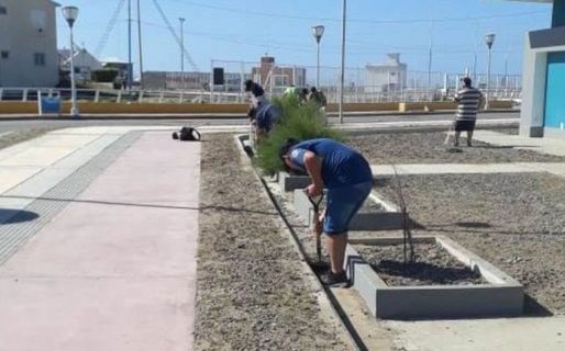 Unas doce personas se encargan de la limpieza de la Costanera