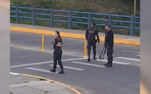 Una policia disparó por la espalda a tres civiles