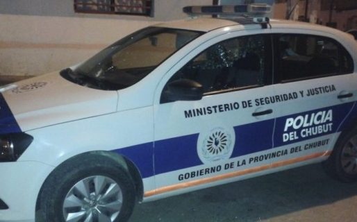 Esposados y todo: los detuvieron por evadir un control, pero escaparon tras arrojarle gas pimienta a los agentes