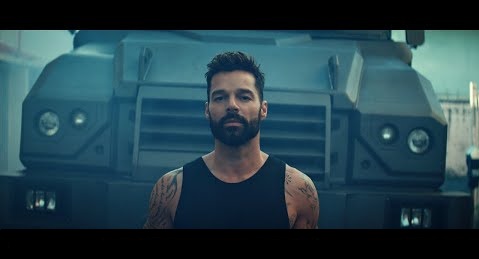 Ricky Martin estrenó “Tiburones”, su nuevo videoclip