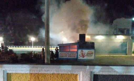 Se incendió un carro de comidas en la costanera
