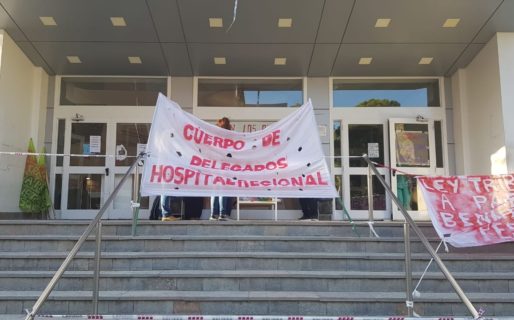 Trabajadores bloquean el ingreso al Hospital Regional
