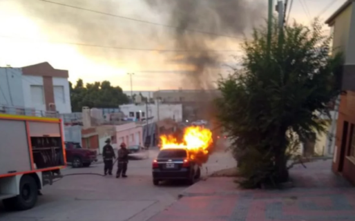 Un menor de 17 años quedó demorado tras incendiar dos autos
