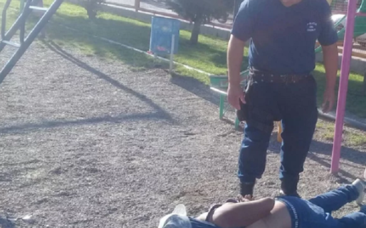 Detienen a un joven en una plaza por llevar un arma de fuego