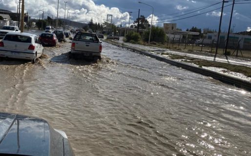 Comodoro: se inundó la Ruta 3 y colapsó el tránsito