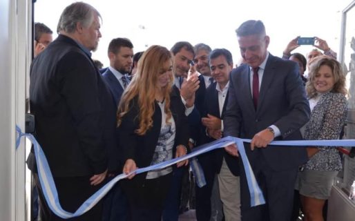 Arcioni inauguró una escuela acompañado de policías y sin docentes ni alumnos