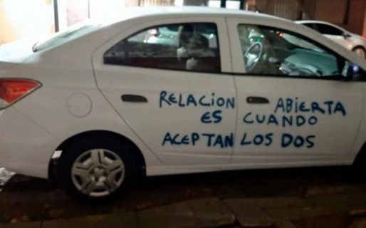 Aparecieron dos autos iguales con escritos de engaños amorosos pintados con aerosol