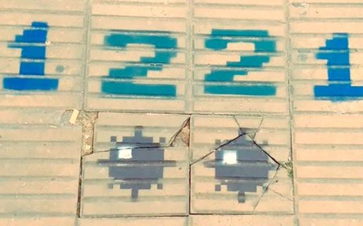 Se hartó de las baldosas rotas y su ingenioso reclamo se volvió viral en las redes