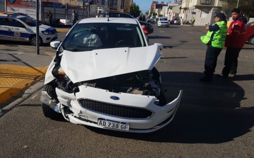 Dos vehículos chocaron en Rivadavia y España