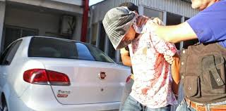 Dormía con su hija mientras su ex la degollaba