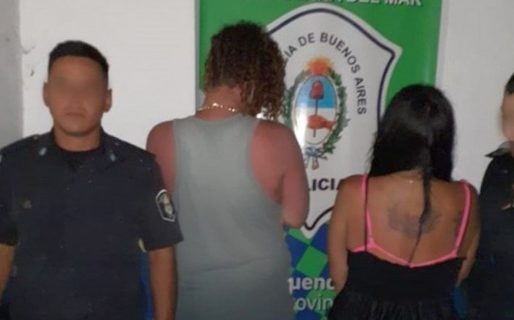 Enterraron a su hija en la arena para poder meterse al mar
