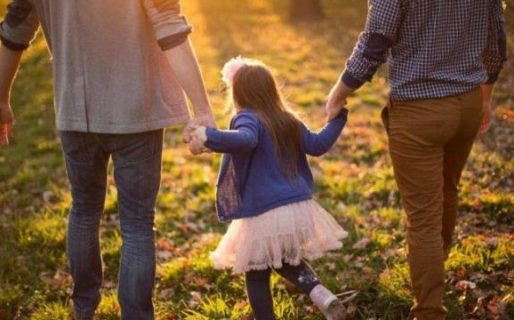 Una nena tiene dos papás y una mamá