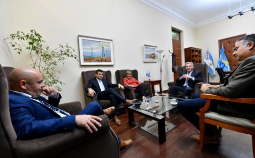 Arcioni, Sastre y legisladores se reúnen con empleados de la Legislatura