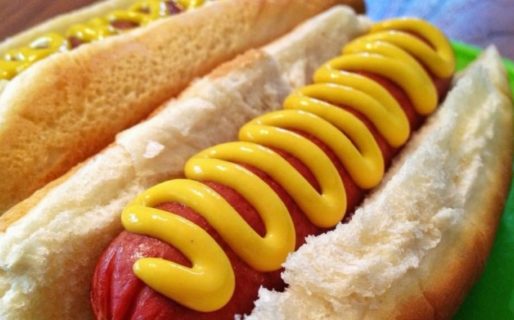 Un niño está internado por comer un pancho comprado en la vía pública