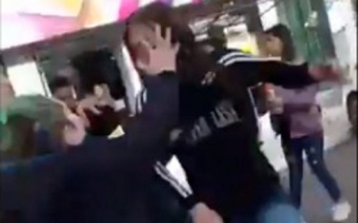 Dos jovenes a las piñas en pleno centro