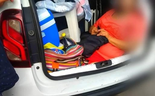 Llevaba a su suegra en el baúl del auto y fue multado