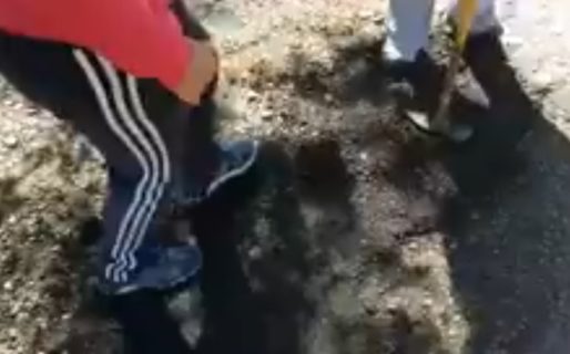 Jóvenes taparon baches en Astra cansados del abandono del barrio