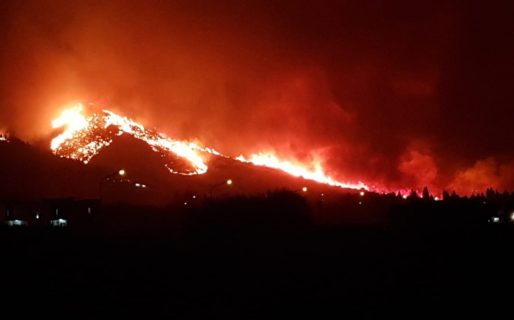 Casi 100 personas trabajan para combatir el fuego en Esquel