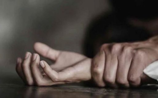 Policía en funciones golpeó y abusó a su expareja