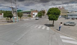 Estaba ebrio, orinando en la calle y le pegó a un policía