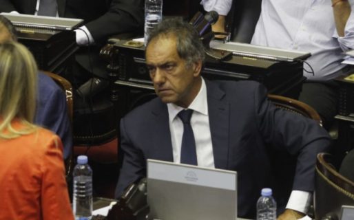 Scioli renunció como diputado y espera para irse a Brasil