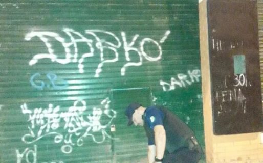 Entraron a una peluquería, intentaron apuñalar a una señora y robaron una cartera