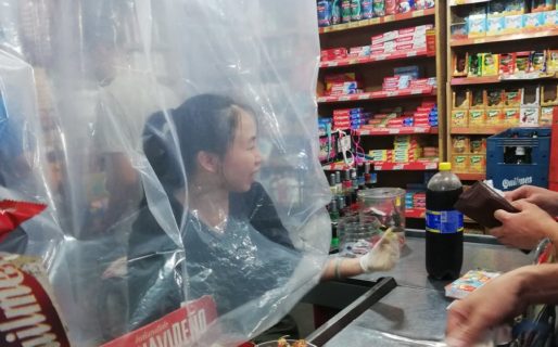 Los «súper» chinos atienden con “burbujas de aislamiento” en Buenos Aires