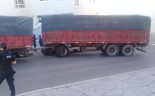 Un camionero chocó autos estacionados en la Rivadavia