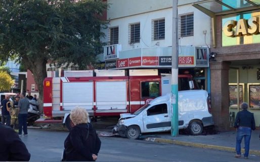 Una autobomba terminó se estrelló contra un comercio