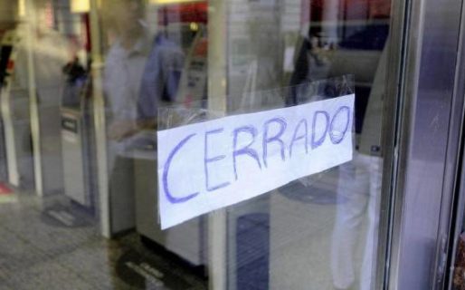 La presión sindical e internas en el Gobierno mantienen los bancos cerrados