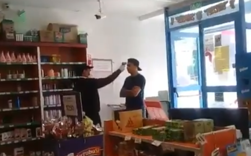 Supermercado chino controla la fiebre a los clientes