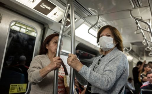 En Chile elogian a Alberto F. por congelar el precio del alcohol en gel