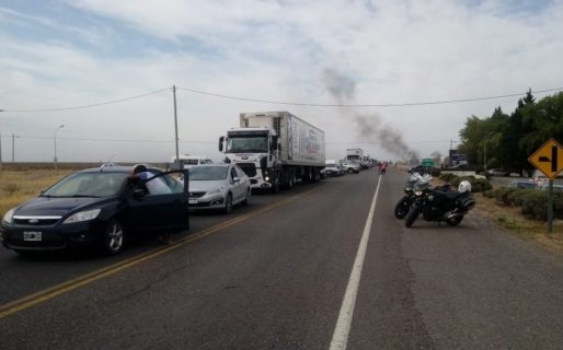 Trabajadores de Vialidad cortan la ruta 3 en el ingreso a Trelew